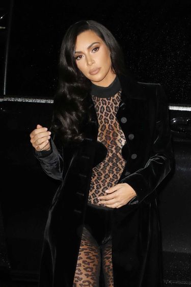 Kim Kardashian w kostiumie w cętki na Paris Fashion Week 2019