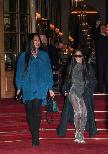 Kim Kardashian w samych rajstopach i body