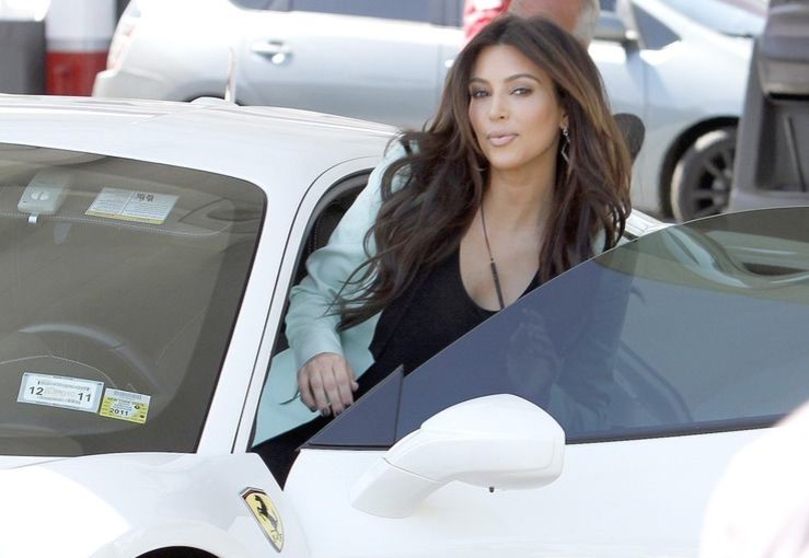 Ferrari Kim Kardashian kupione za kradzione pieniądze