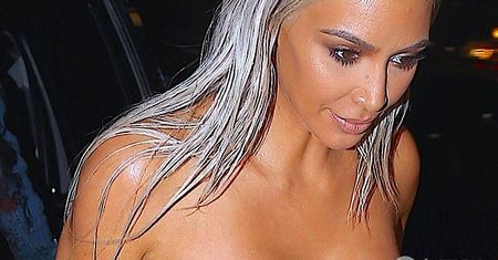 Kim Kardashian w kolejnej modnej stylizacji! Czarna sukienka odsłoniła dużo!