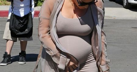 Kim Kardashian: obcasy uginają się pod jej ciężarem