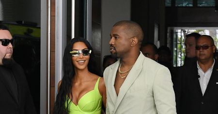 Klapki, skarpety i na wesele. To Kanye West, więc trudno się dziwić
