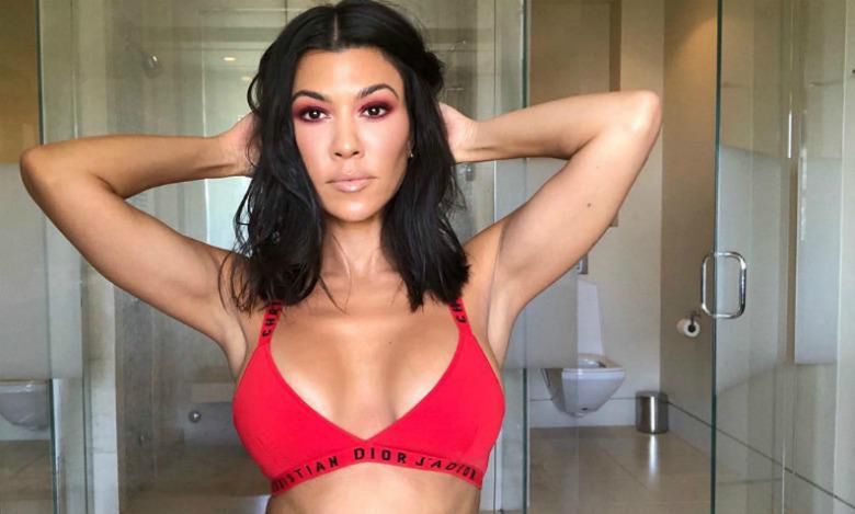 39-letnia Kourtney Kardashian jednak jest w czwartej ciąży?! Pokazała swój nagi brzuch i internet oszalał!