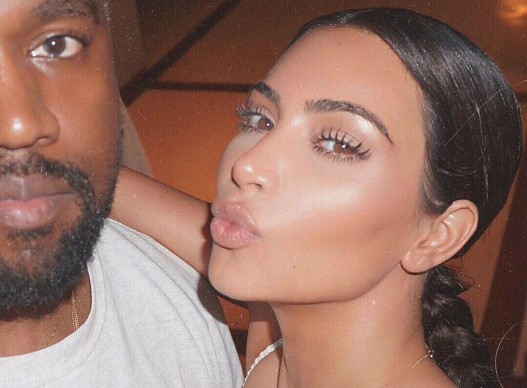 Kim Kardashian nie ma sztucznych rzęs. Stosuje jeden trik 