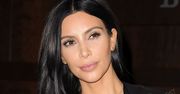 Ciężarna Kim Kardashian wystylizowana przez Kayne'a Westa pozuje na stogu siana