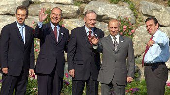 Brytyjski premier Tony Blair, francuski prezydent Jacques Chirac, kanadyjski premier Jean Chretien, rosyjski prezydent Władimir Putin i niemiecki kanclerz Gerhard Schroeder w ogrodzie hotelu Royal w Evian