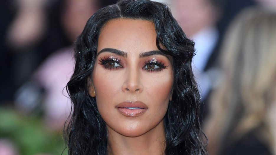 Kim Kardashian niedawno przyznała się do tego, że od ponad dekady stosuje kosmetyki do zakrywania blizn po łuszczycy