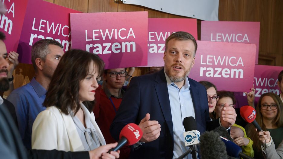Warszawa. Posłowie Lewicy: Adrian Zandberg, Paulina Matysiak, Maciej Konieczny, Marcelina Zawisza, Maciej Konieczny na konferencji prasowej przed rozpoczęciem pierwszego Kongresu Krajowego partii