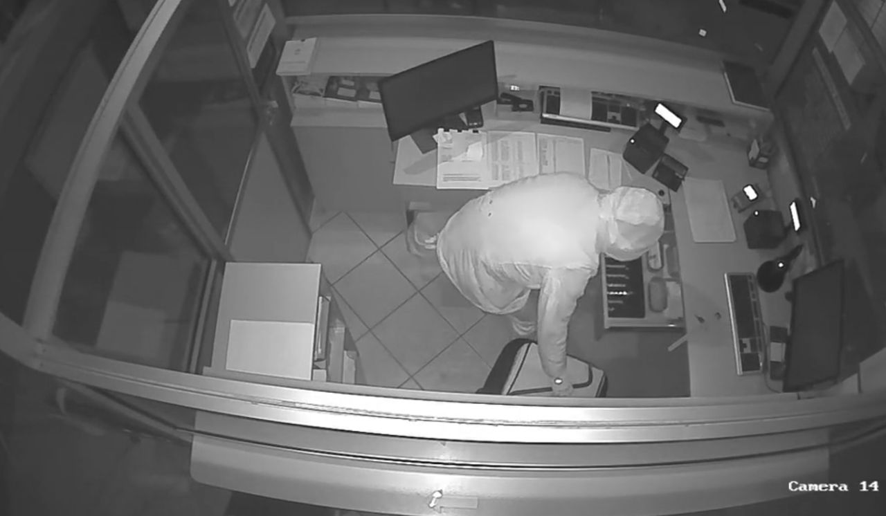 Włamanie z kradzieżą w Kościanie. Policja prosi o pomoc i publikuje nagranie