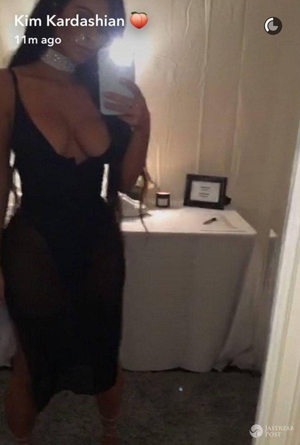 Kim Kardashian z obrożą na szyi i prześwitującej sukience