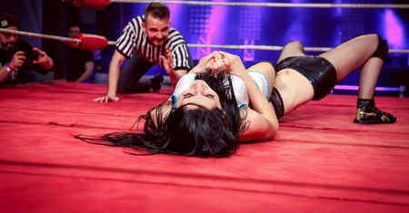 Ból, który odbiera oddech, nie jest udawany. Jak to jest być wrestlerką?