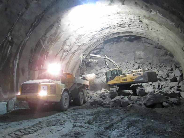 Włoska firma Astaldi buduje tunel w Naprawie. 