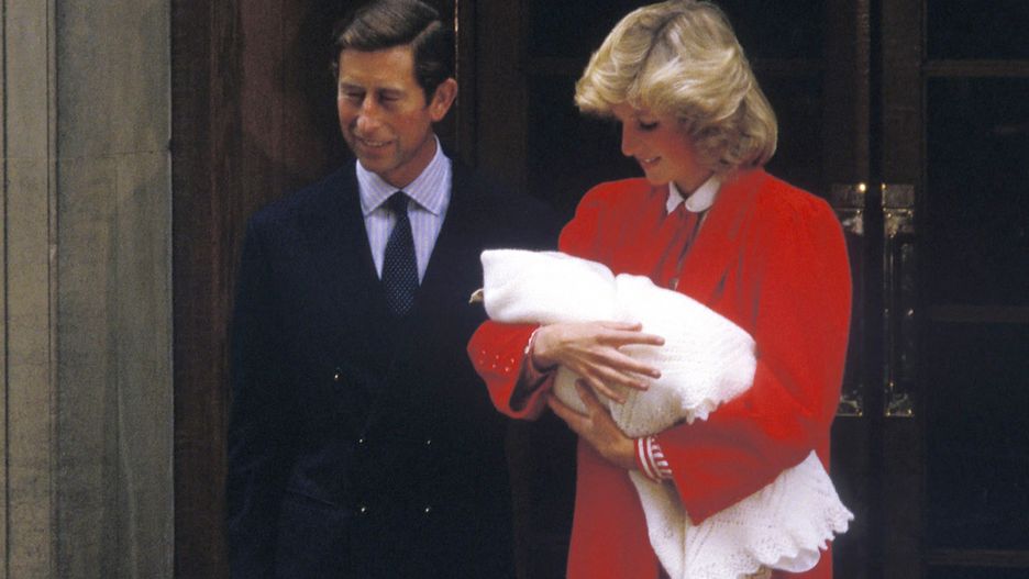 Księżna Diana wychodzi ze szpitala z księciem Harrym na rękach