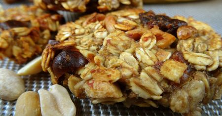 Bananowe ciasteczka owsiane z daktylami i orzeszkami ziemnymi. Chrup na zdrowie