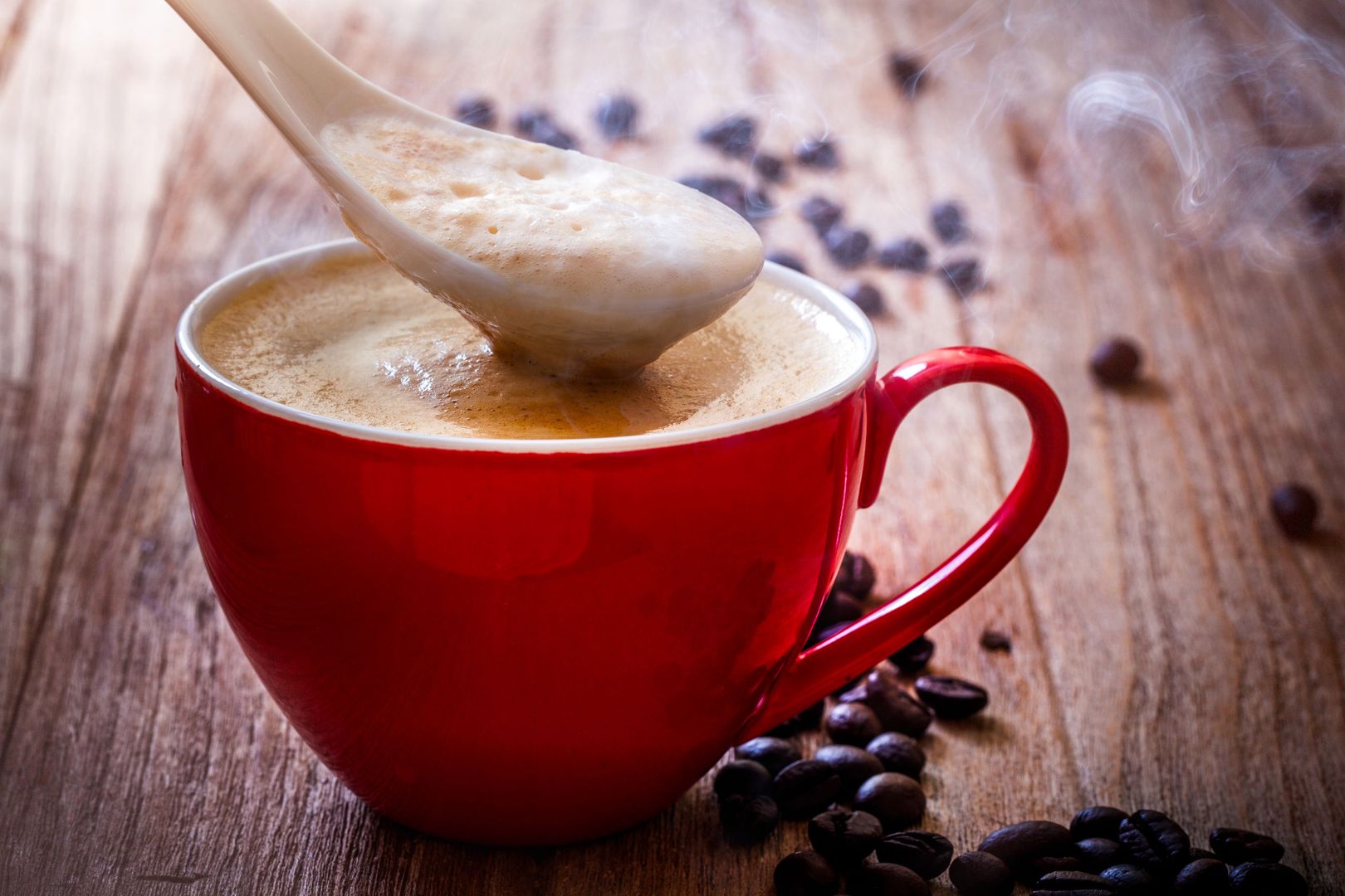 Najsmaczniejsza jest świeżo parzona z warstwą pysznej pianki. Ale również bez ekspresu można wyczarować smaczną latte czy cappuccino. 