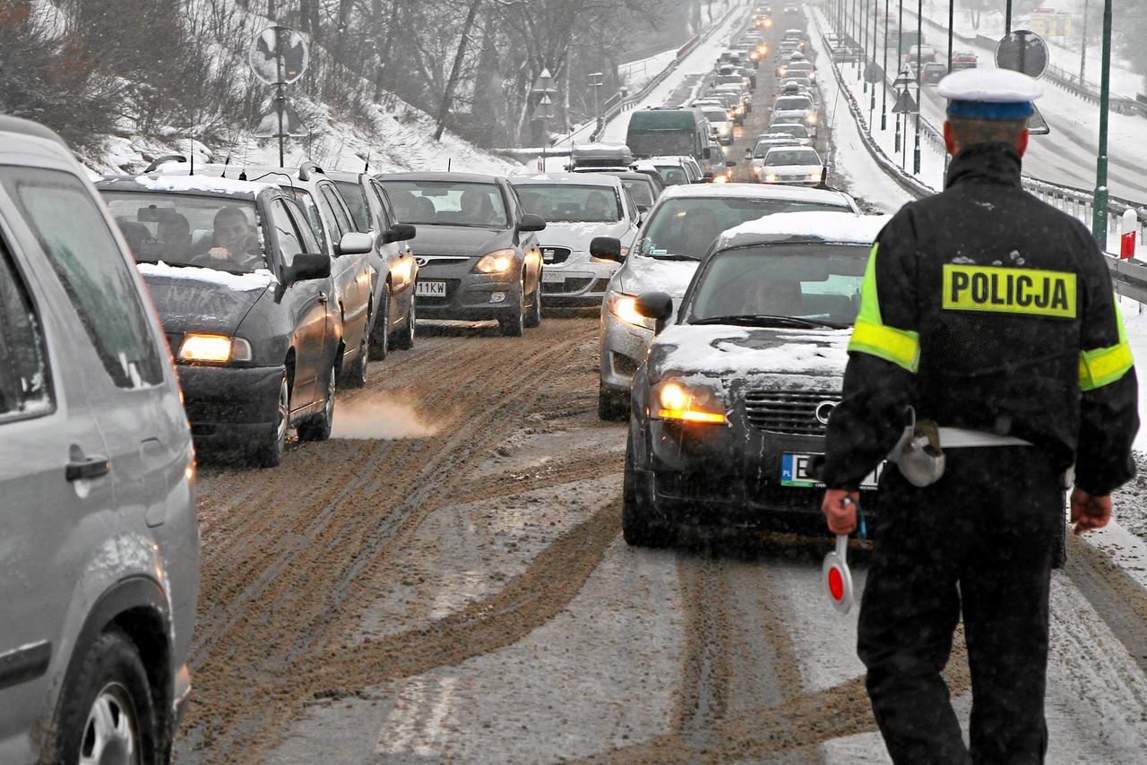 Gigantyczne korki na zakopiance. Śnieg sparaliżował Zakopane i drogi