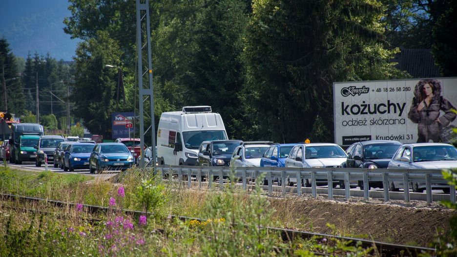 Korki na zakopiance sprzyjają czytaniu, zdają się myśleć właściciele banerów.