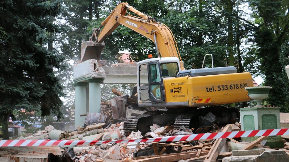 Jeden z najokazalszych pomników Armii Czerwonej w Polsce legł w gruzach