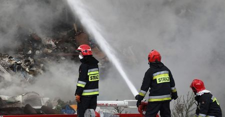 Studzianki: strażacy wciąż walczą z pożarem wysypiska. "Zaczynamy opanowywać ogień"