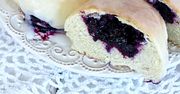 Pyszne drożdżówki z jagodami. Idealne dla fanów jagodzianek