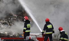 Studzianki: strażacy wciąż walczą z pożarem wysypiska. "Zaczynamy opanowywać ogień"