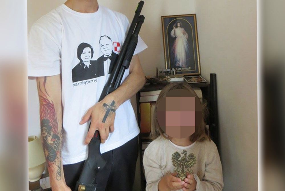 Polak pozuje do zdjęcia z bronią i córką: Jestem chrześcijaninem