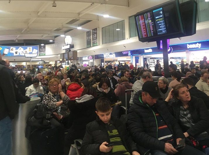 Huragan "Ciara" przybiera na sile. Czekający na wylot z Luton nie mają gdzie spać. 