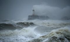 Pogoda. Orkan Ciara szaleje nad Polską. Wiatr powala drzewa i zrywa dachy. Synoptycy ostrzegają: to nie koniec