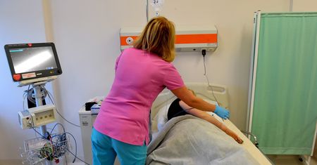 Pielęgniarek już jest jak na lekarstwo. Przez reformę emerytalną będzie ich jeszcze mniej