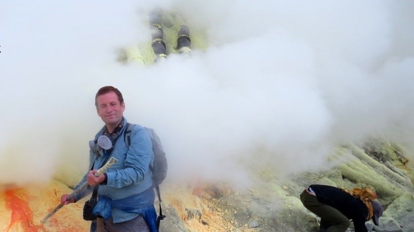 Grzegorz Gawlik górnikiem w Kawah Ijen był tylko jeden dzień. Stale tu pracujący szybko umierają. 
