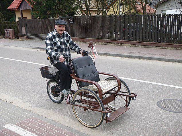 Od 30 lat wozi rikszą mieszkańców Legionowa. Gdy podupadł na zdrowiu, ludzie nie zawiedli