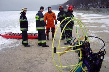Strażacy uratowali motolotniarza, który wpadł do Bałtyku