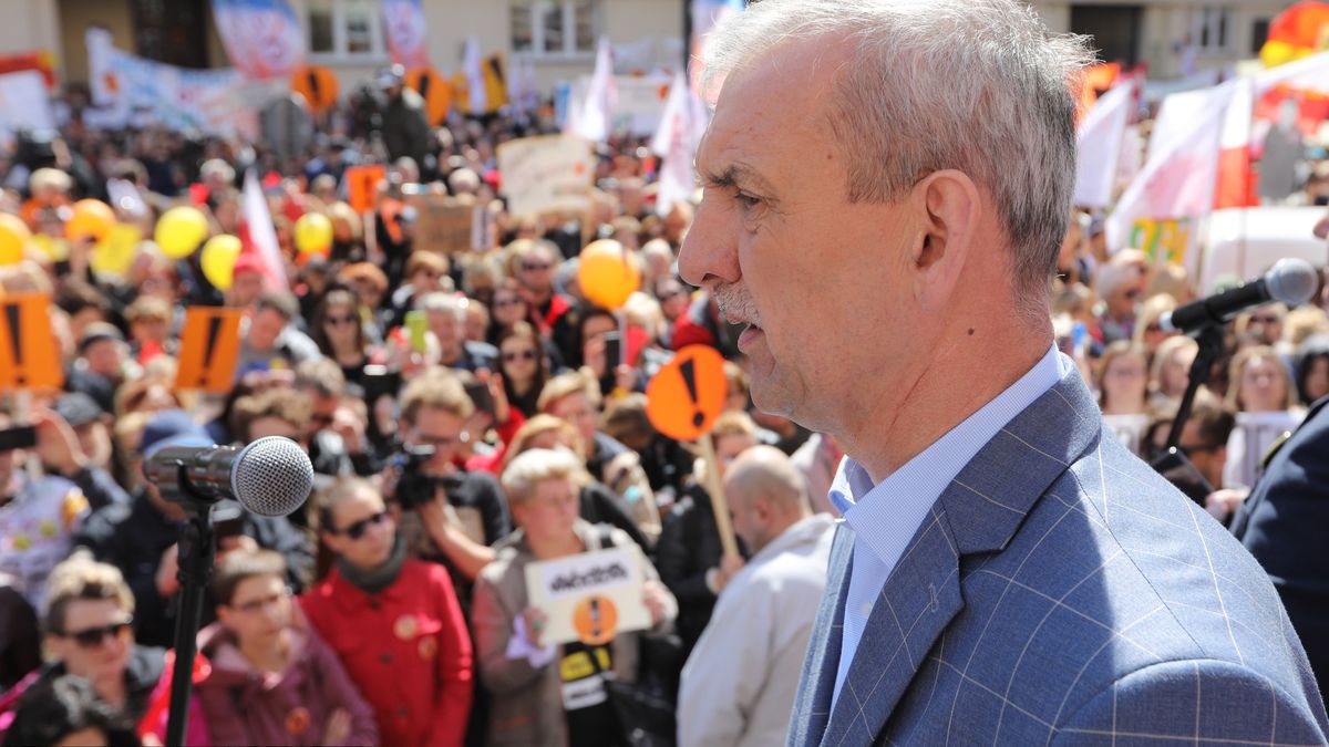 - Takiego zamieszania, jakie jest teraz w szkołach, nigdy nie było - mówi Sławomir Broniarz, szef ZNP.