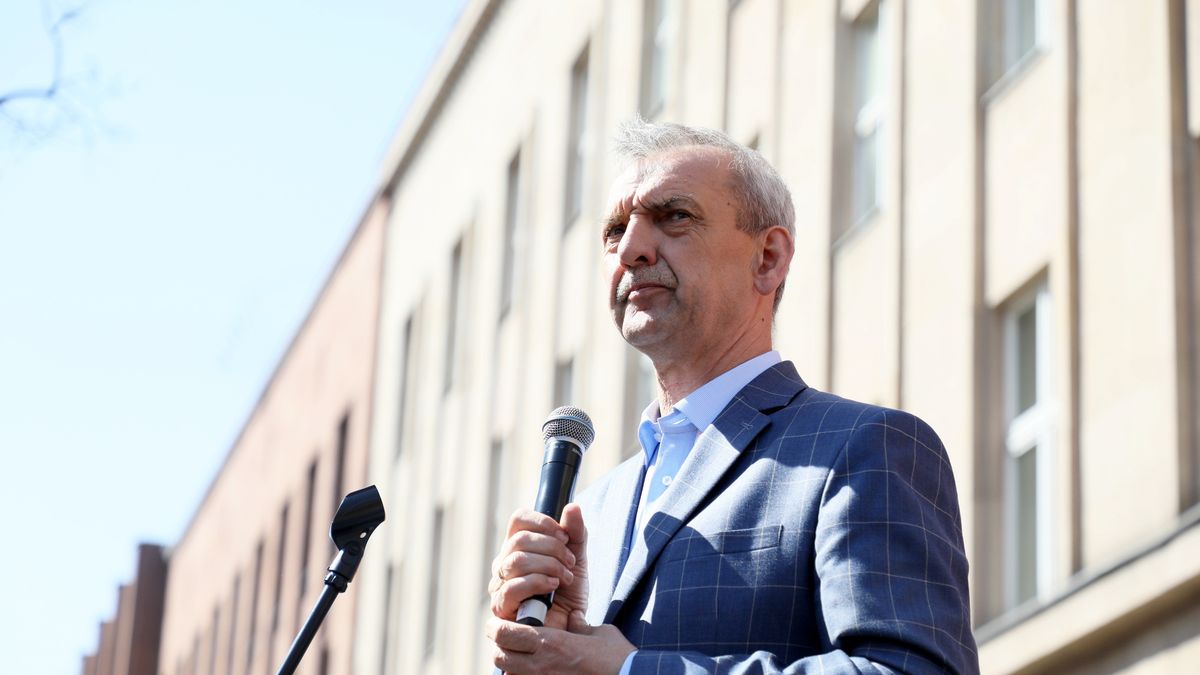 Szef ZNP Sławomir Broniarz zawiesza strajk.