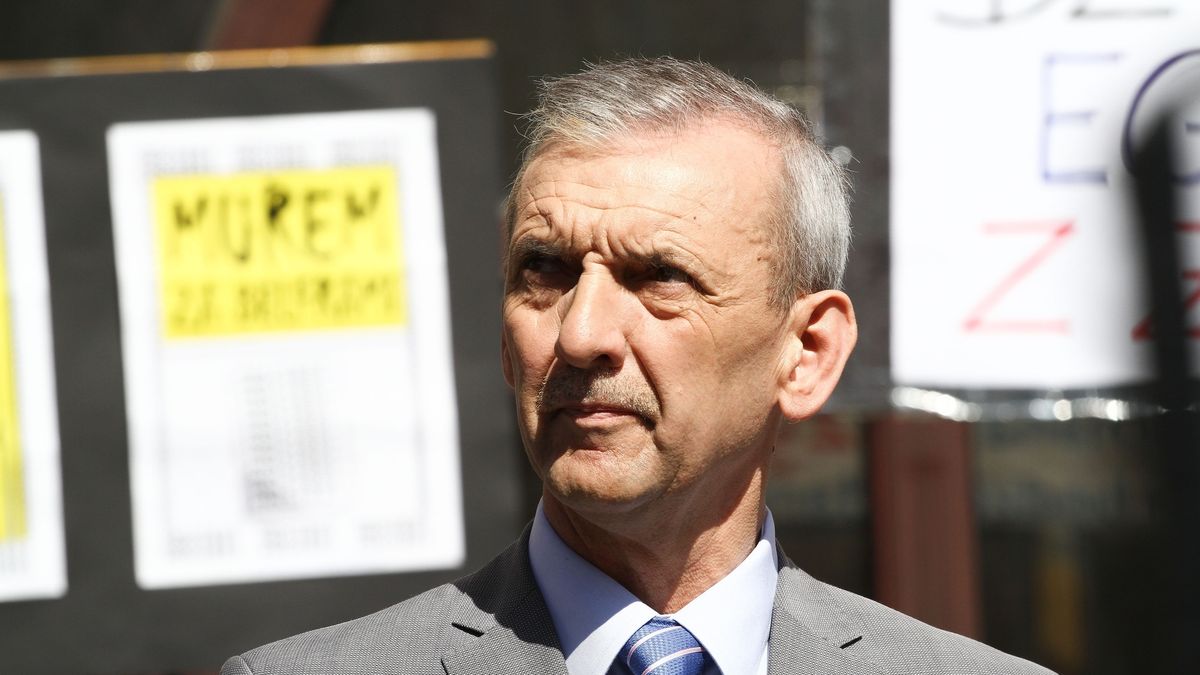 - Są różnice miedzy tym, co oznacza w naszych warunkach, a co powinno oznaczać bycie urzędnikiem służby cywilnej - twierdzi Sławomir Broniarz. 
