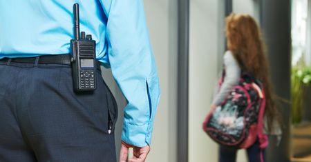 Szatniarz, portier, sprzątacz i ogrodnik w jednym. Oto ochroniarze w Polsce