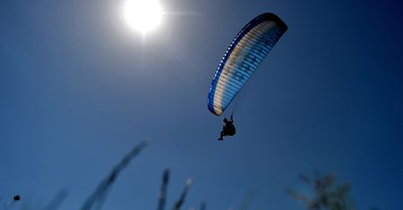 Wypadek w Jachrance. Paralotniarz spadł na linię energetyczną