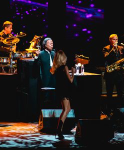 Muzyczno-romantyczna podróż w czasie. Julio Iglesias zagrał w Warszawie