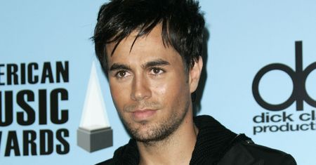 Gorący pocałunek na koncercie. Enrique Iglesias zupełnie zaskoczył fankę