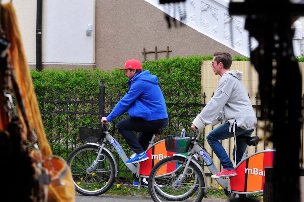 Andrzej Piasek Piaseczny z kolega w sopocie na rowerach