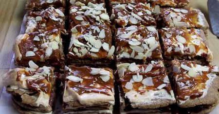 Ciasto z bezą, kajmakiem i dżemem porzeczkowym