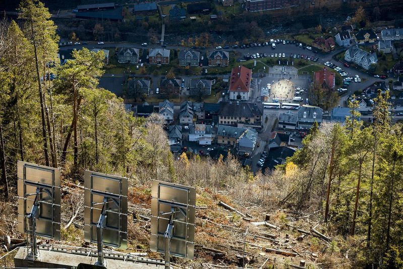 Norweskie "miasto ciemności". Rozświetla się je za pomocą luster