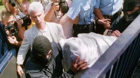 Antyterroryści odprowadzili desperata do radiowozu.