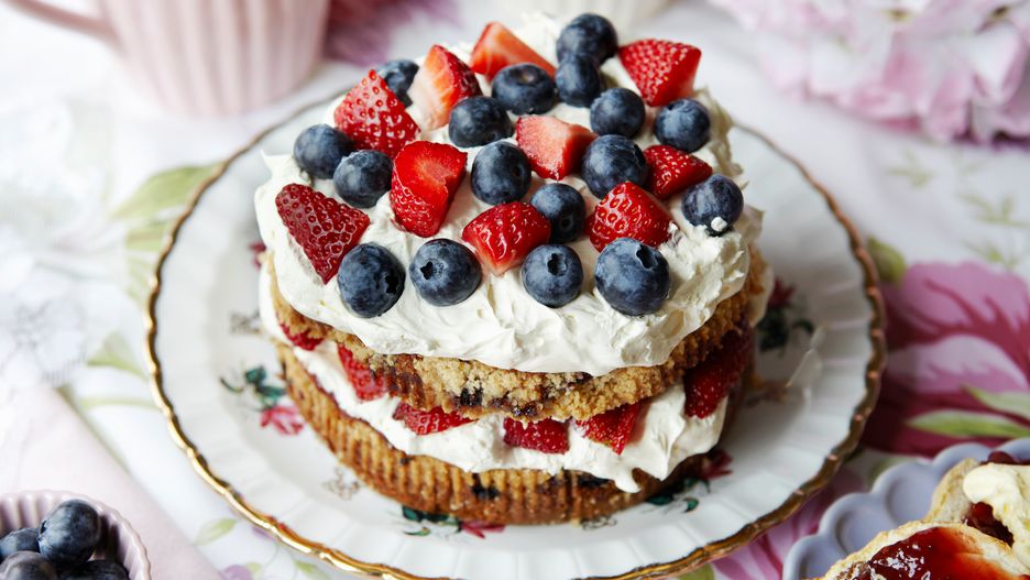 Łatwe i szybkie ciasto biszkoptowe z sezonowymi owocami