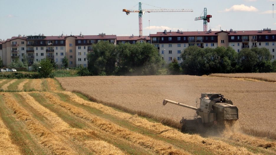 Dostał 500 zł mandatu za żniwa pod oknami. Miastowi hejtują rolników