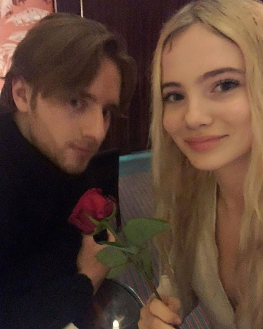 Maciej Musiał i Freya Allan na kolacji