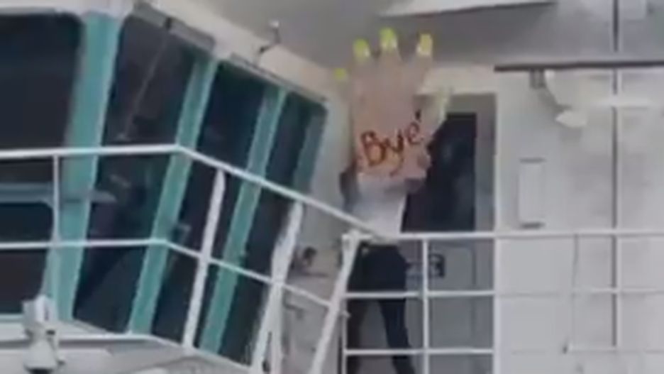 Spóźnieni pasażerowie mogli zobaczyć, jak członek załogi macha na pożegnanie wielką ręką z pianki