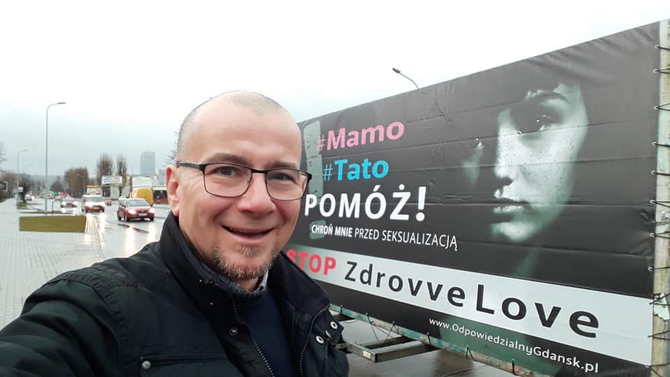 Zdrovve Love. Marek Skiba walczy z "ohydnym złem". Tata-katolik kontra edukacja seksualna