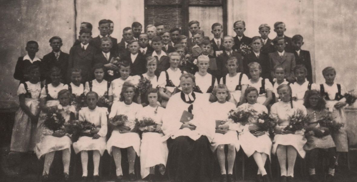 Ojciec pana Andrzeja, ks. Gustaw Molin z grupą młodzieży po konfirmacji (to akt uznania dojrzałości chrześcijańskiej, który nie ma charakteru sakramentu). Prawdopodobnie wczesne lata 60. 