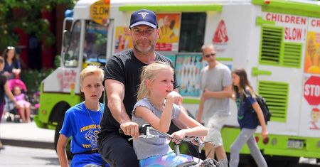 Liev Schreiber z synami. Jeden założył dziewczęcy strój